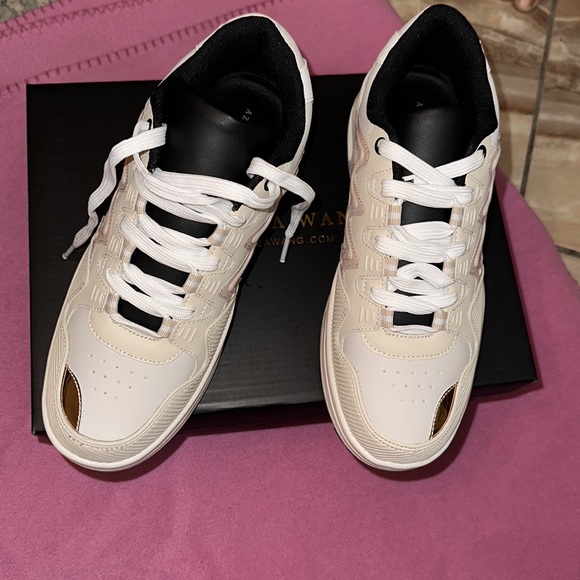 Women’s or girls size 8 sneakers platform style very beautiful - Picture 2 of 4